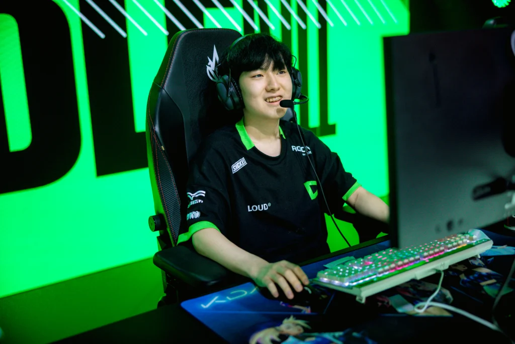 LoL: LOUD busca mudanças no elenco para o split 2 do CBLOL 2 Ko "Youngjae" Young-jae, jogador profissional de League of Legends (LoL) vestindo a camisa da LOUD no CBLOL 2026 Split 1.