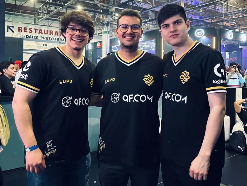 Adr, treinador da Legacy, está fora do IEM Cologne Major; Entenda 2 Bruno "latto" Rebelatto, Eduardo "dumau" Wolkmer e Alan "adrrr" Riveros da Legacy.