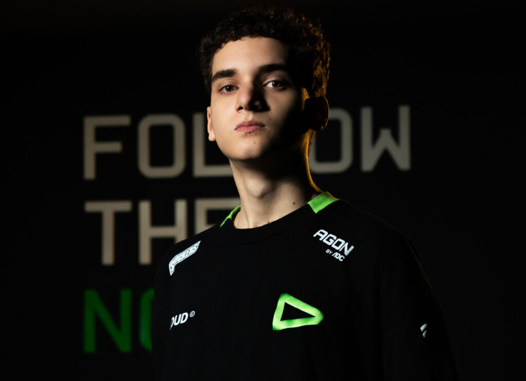 Enzo "Sinatra" Ferreira, jogador profissional de League of Legends (LoL) vestindo a camisa da LOUD.