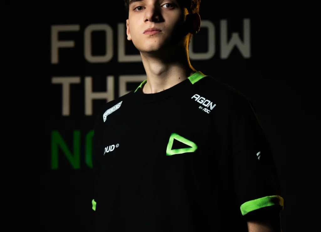 LoL: LOUD anuncia nova aposta para a posição de jungler; Confira 2 Enzo "Sinatra" Ferreira, jogador profissional de League of Legends (LoL) vestindo a camisa da LOUD.