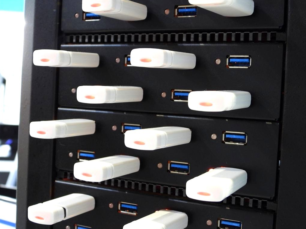 Computex 2026: Conheça o impressionante duplicador capaz de copiar até 199 pen drives simultaneamente USB gdm.png