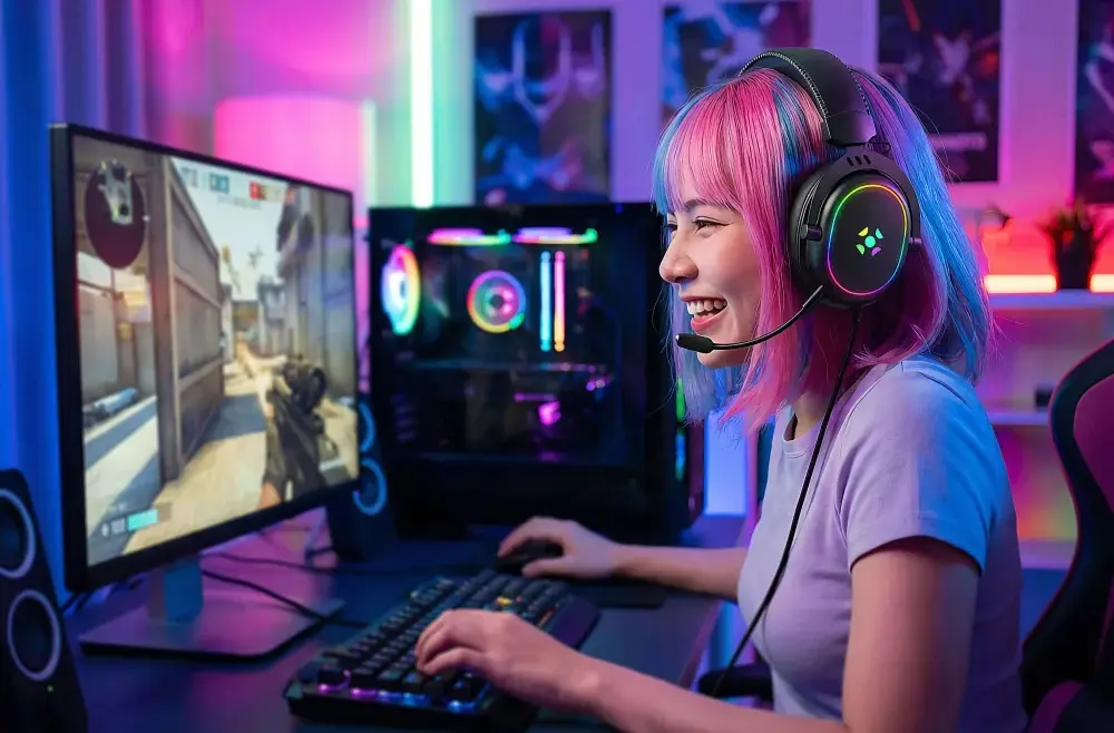 Mulher utilizando um headset com fio para jogar no computador.