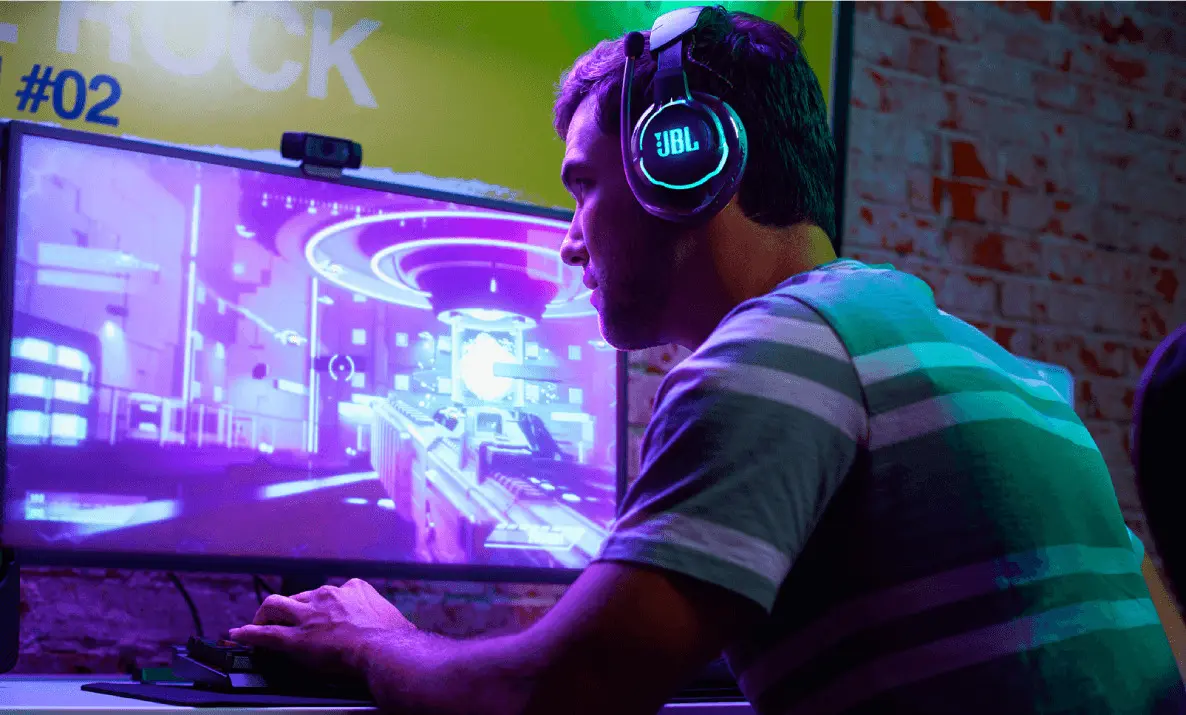Homem utilizando seu headset sem fio para jogar no PC.